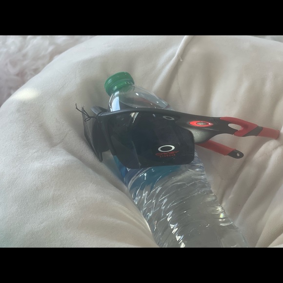 Oakley shades with tag & cover - Picture 6 of 10